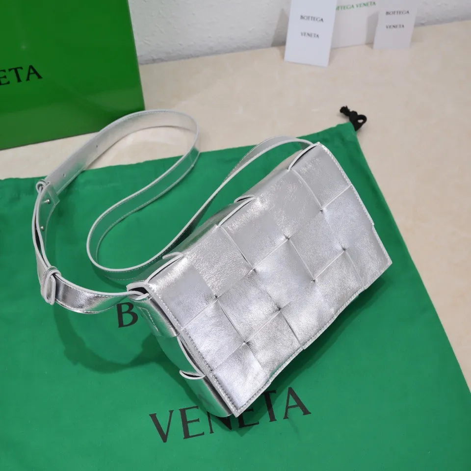 BV Cassette’s 15-frame silver item has always been a favorite among fashionable men and women 😎 And don’t look too good when paired with dark clothes in winter! ! Simple large plaid, effortlessly fashionable. Hurry up and get one. Size: 23×15×5.5cm Model: 6687, silver